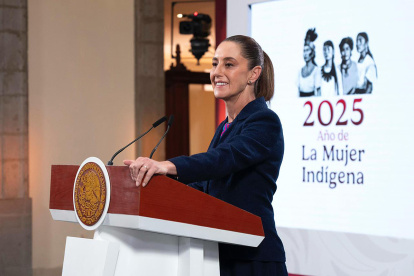 Fotografía cedida por la Presidencia de México de su mandataria, Claudia Sheinbaum, hablando durante su conferencia de prensa diaria este miércoles.