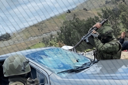 Toma en la que militares rompían el vidrio de un vehículo atacado