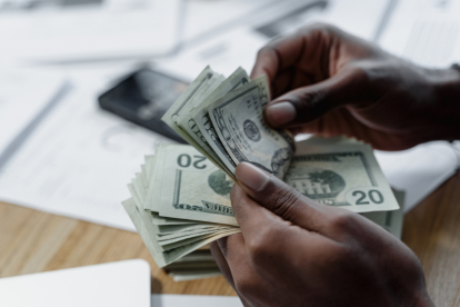 Gremios esperan un alza del salario básico unificado en Ecuador para 2026.