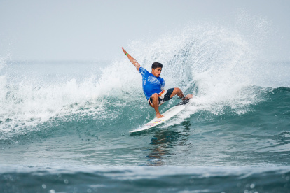 Alex Suarez, surfista ecuatoriano que demuestra el avance de este deporte en el país.