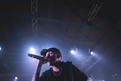 Acru, Agustín Cruz, se hizo conocido en El Quinto Escalón, el semillero donde coincidieron artistas como Wos, Trueno y Duki