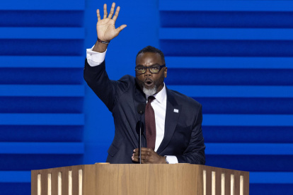 Fotografía de archivo del alcalde de Chicago, el demócrata Brandon Johnson.