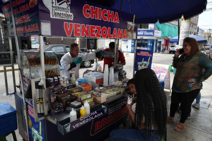 Foto de archivo de un migrante venezolano vende sus productos en una calle en la ciudad de Lima (Perú).