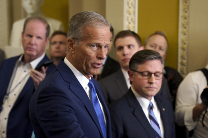 El líder de la mayoría del Senado de EE.UU., John Thune (i), y el presidente de la Cámara de Representantes, Mike Johnson (d).