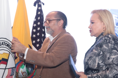 Humberto Plaza, gobernador del Guayas, impuso la presea a la bandera institucional. En la foto, junto a Nery Merejildo.