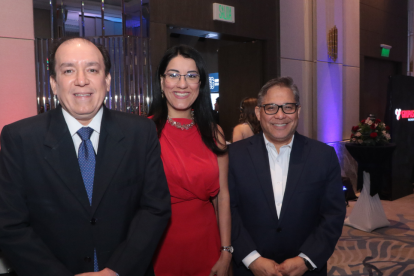 Gilda Alcívar acompañada de Ricardo Armijos y Gabriel Robayo,