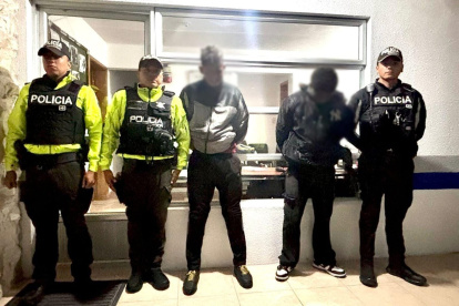 Uno de los detenidos portaba un arma blanca.