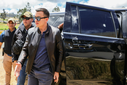 El auto del presidente Daniel Noboa fue atacado por una turba de manifestantes que le le lanzaron piedras.