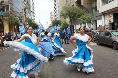 Festividad. Los guayaquileños anhelan mejores días para la ciudad.