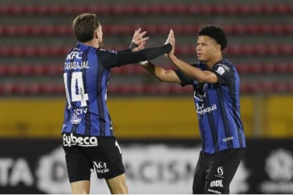 El jugador de Independiente del Valle Patrik Mercado (d) es una de las figuras de la LigaPro