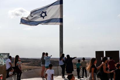 Israelíes observan la Franja de Gaza desde una colina después de un anuncio del presidente Donald Trump de que se alcanzó un acuerdo entre Israel y Hamas.
