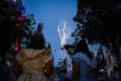 Saludo a la Aurora Gloriosa, en los exteriores del Municipio de Guayaquil.