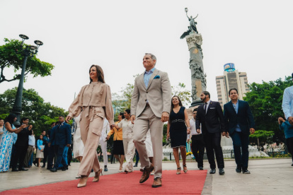 Marcela Aguiñaga y el viceprefecto Carlos Serrano en el Parque Centenario.