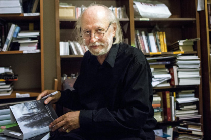 Una foto muestra al escritor húngaro Laszlo Krasznahorkai, ganador del Premio Nobel de Literatura 2025, en Budapest, Hungría, el 19 de septiembre de 2016.