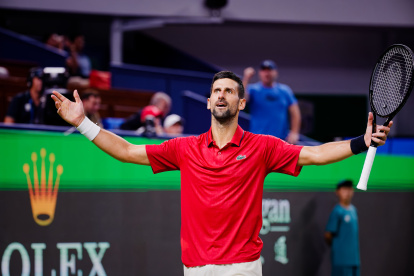 Novak Djokovic celebra tras vencer al belga Zizou Bergs (6-3 y 7-5)