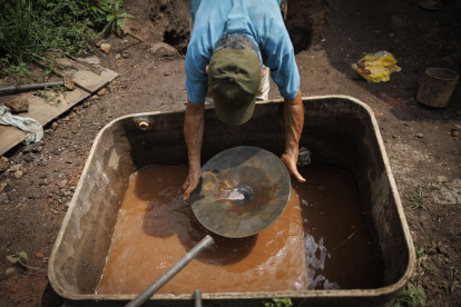 Fotografía del 12 de septiembre de 2025 que muestra al garimpeiro Zezão analizando la proporción de oro en Serra Pelada, Curionópolis (Brasil).