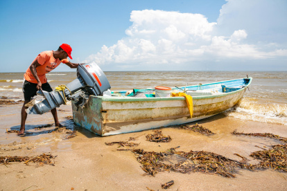 Fotografía que muestra al pescador venezolano Candy Edwards preparándose para salir a pescar en Icacos (Trinidad y Tobago)