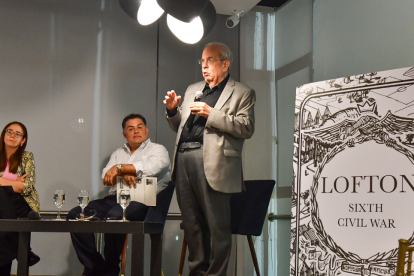 José Neira acompañado de Tina Zerega y Francisco Marchán.