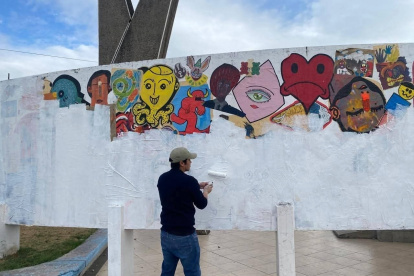 Efecto. Ciudadanos cubrieron con pintura blanca el mural, calificando su acción como “un acto de civismo y respeto por la historia local".
