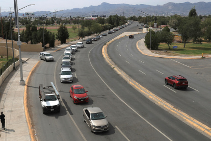 Personas hacen fila abordo de sus vehículos frente al puente Internacional Córdova de las Américas para cruzar a Estados Unidos en Ciudad Juárez Chihuahua (México).