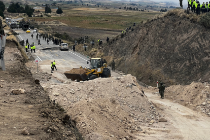 Limpian vías tras una semana de bloqueo.