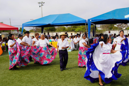 Protagonistas. Decenas de adultos danzaron en medio de los homenajes.