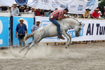 Jinetes. Montar a caballo, uno de los actos estrellas del Rodeo Montubio.