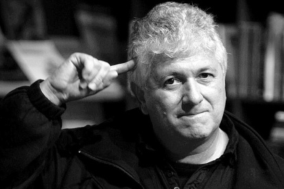 Juan José Hoyos nació en Medellín en 1953. Es escritor y periodista.