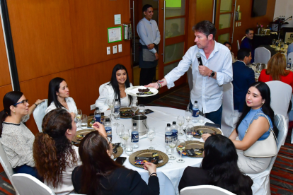 Santiago Peralta durante su exposición.