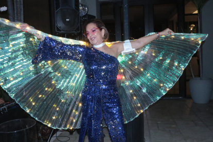 La cumpleañera lució un traje de libélula bordado con lentejuelas.