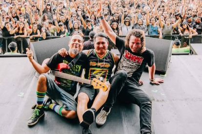 Camilo Riveros Vásquez, Leoncio Huamán Peredo y García Escaró (Garzo) en su más reciente show en el festival Vivo x el Rock, en marzo de este año, en Lima.