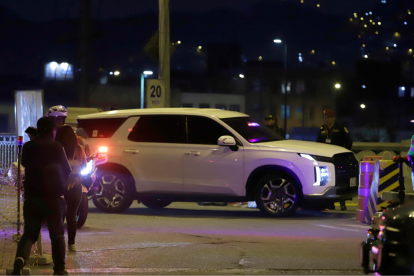 Fotografía que muestra un vehículo ingresando al Palacio de Gobierno de Perú, donde la presidenta, Dina Boluarte, espera la moción de vacancia en el Congreso este jueves, en Lima (Perú).