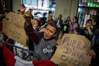 Personas se manifiestan en contra de la presidenta, Dina Boluarte, frente al Congreso de la República el jueves, en Lima (Perú).