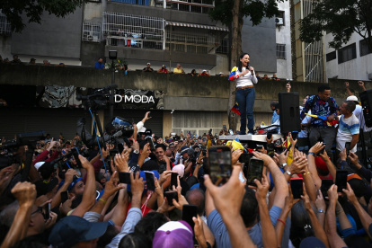 La líder opositora venezolana, María Corina Machado, se dirige a sus partidarios durante una protesta convocada por la oposición en Caracas el 9 de enero de 2025.