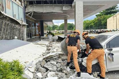 Los bomberos retirando escombros afuera de un centro comercial luego de un terremoto en la ciudad de Butuan, región de Caraga, Filipinas, el 10 de octubre de 2025.