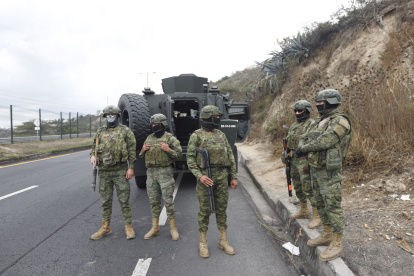 Militares y policías ha llegado a San Miguel de Común desde el inicio de las movilizaciones convocadas por la Conaie.