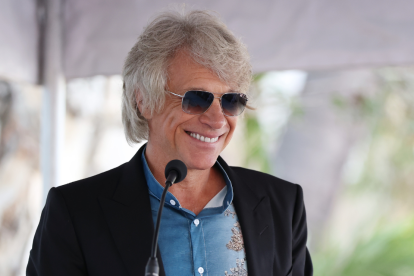 Bon Jovi durante durante la ceremonia de entrega de estrellas en el Paseo de la Fama de Hollywood en honor a la banda de rock Def Leppard, en Los Ángeles, California, el 9 de octubre de 2025.
