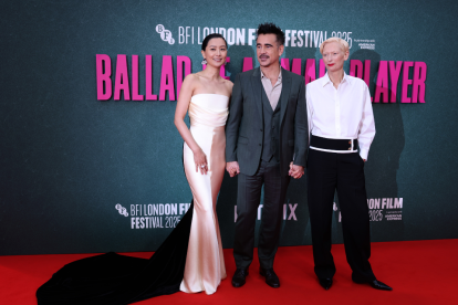Fala Chen, Colin Farrell y Tilda Swinton en la Gala Principal de la película Ballad of a Small Player, en el Festival de Cine de Londres BFI, en Londres, Gran Bretaña, el 9 de octubre de 2025.