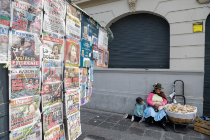 Fotografía que muestra portadas de periódicos tras la vacancia de la destituida presidenta de Perú, Dina Boluarte, este viernes 10 de octubre de 2025 en Lima (Perú).