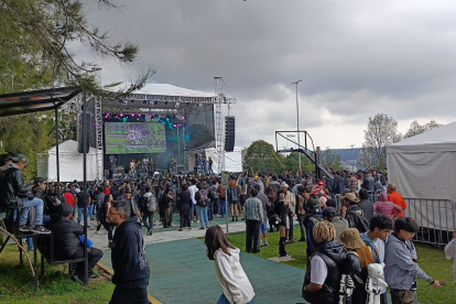 Zikosis se presenta a las 13:00 ante los centenares de asistentes del Vulgar Fest.