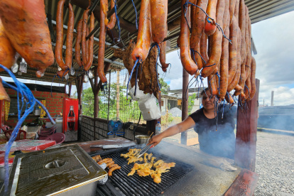 Negocios. Entre parrillas de longaniza y calderos rebosantes, los restaurantes en la vía atraen a turistas.