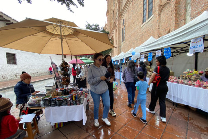 En los bajos de la Gobernación del Azuay decenas de artesanos y comerciantes exponen sus productos.