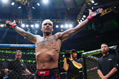 Charles Oliveira regresa a Brasil para pelear con  Mateusz Gamrot en UFC.