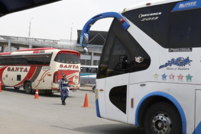 La Agencia Nacional de Tránsito emitió un comunicado en el que prohíbe el uso de unidades de transporte público y comercial para trasladar personas.
