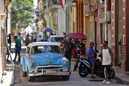 Población. En la actualidad, tres cuartas partes de la población de Cuba tiene internet móvil, es decir, conexión en el celular. Ese servicio es lento, costoso y poco confiable.