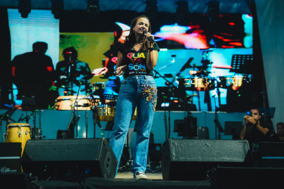 La prefecta subió a la tarima pasada las ocho de la noche.