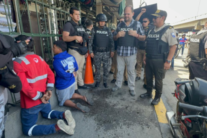 Policía Nacional detuvo a dos individuos que se movilizaban en motocicletas robadas y portaban armas de fuego.