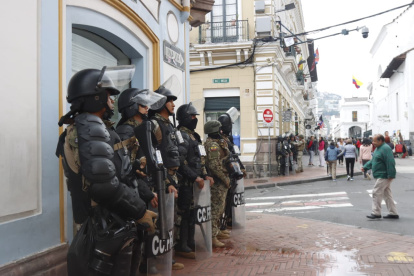 Agentes del orden vigilan accesos principales del Centro Histórico ante posibles movilizaciones.