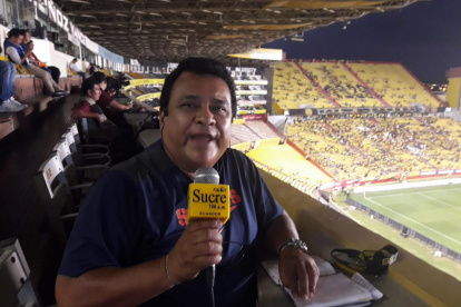 Gustavo Álvarez en una de sus coberturas en el Monumental.