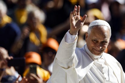 El papa saluda a los feligreses este 11 de octubre.